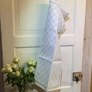 Handduk med snedställd sydsamisk fläta i design av Doris och SVen-Åke Risfjell