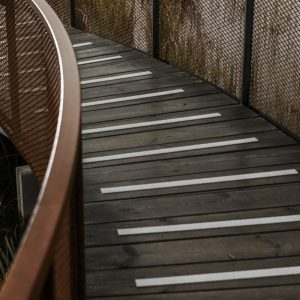 Halkskyddslist IDUN – Halksäkra lister i glasfiber – Halkskydd för brygga, ramp, gångväg i trä – 50mm