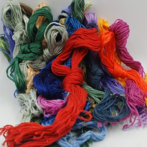 Broderigarn i osorterade färger motsvara minst 50st dockor 290-100