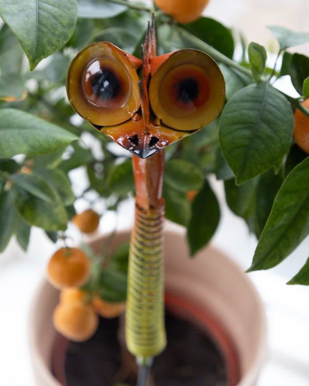 Trädgårdssticks fågel i hamrad plåt, färg orange. - Bild 3